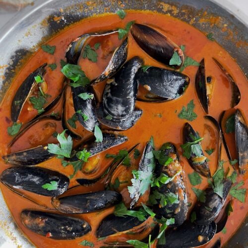 Mussels in Spicy Garlic Tomato Sauce